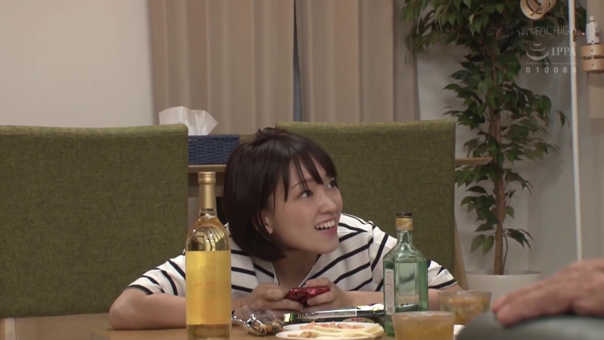 Achtergrond voor 家族がいるのに大好きな叔父さんの膝の上でこっそりチ○ポ挿入そのまま中出しまでさせてしまう姪っ子