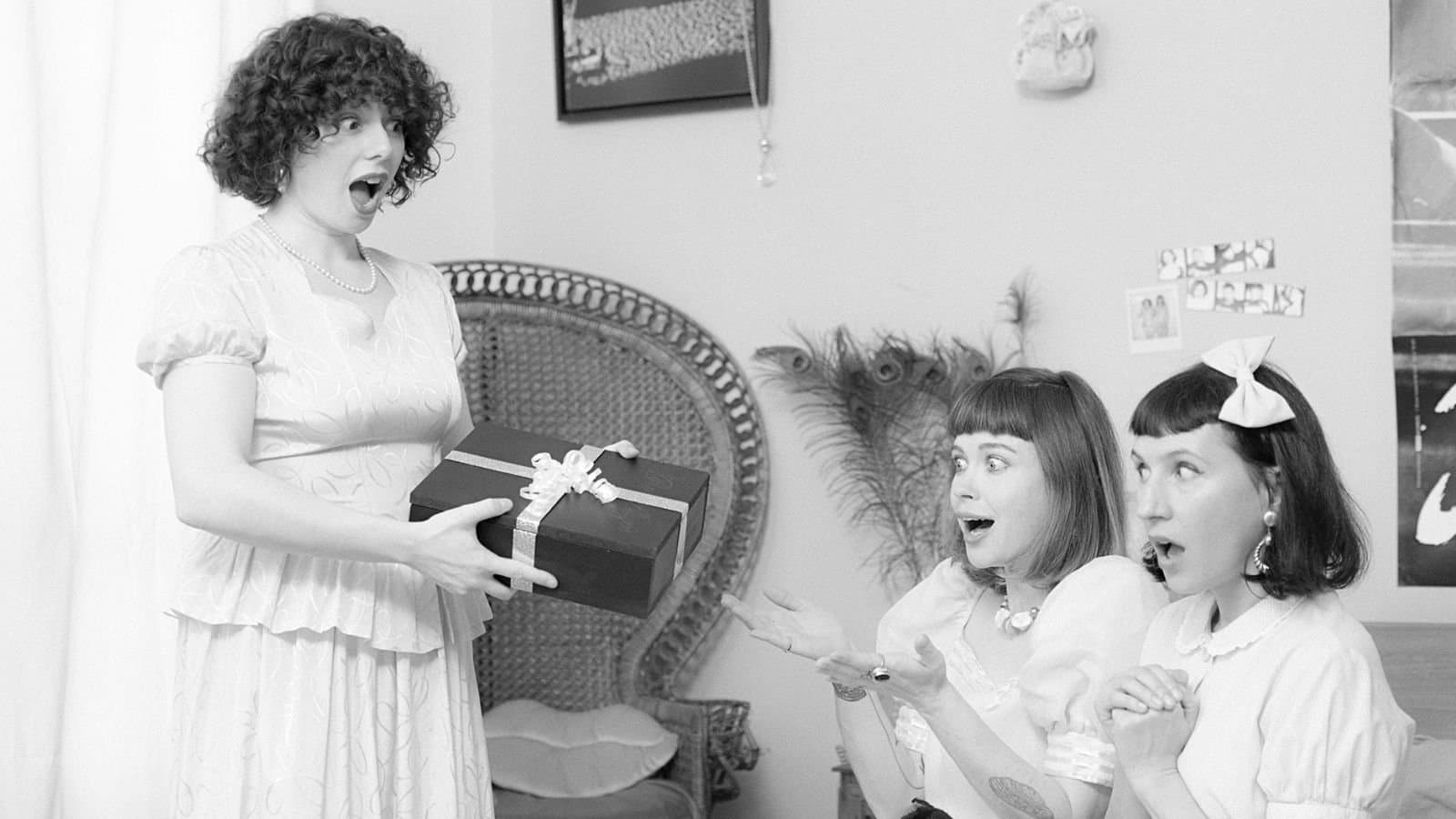 Backdrop for Romy & Laure... et le mystère du plug enchanté
