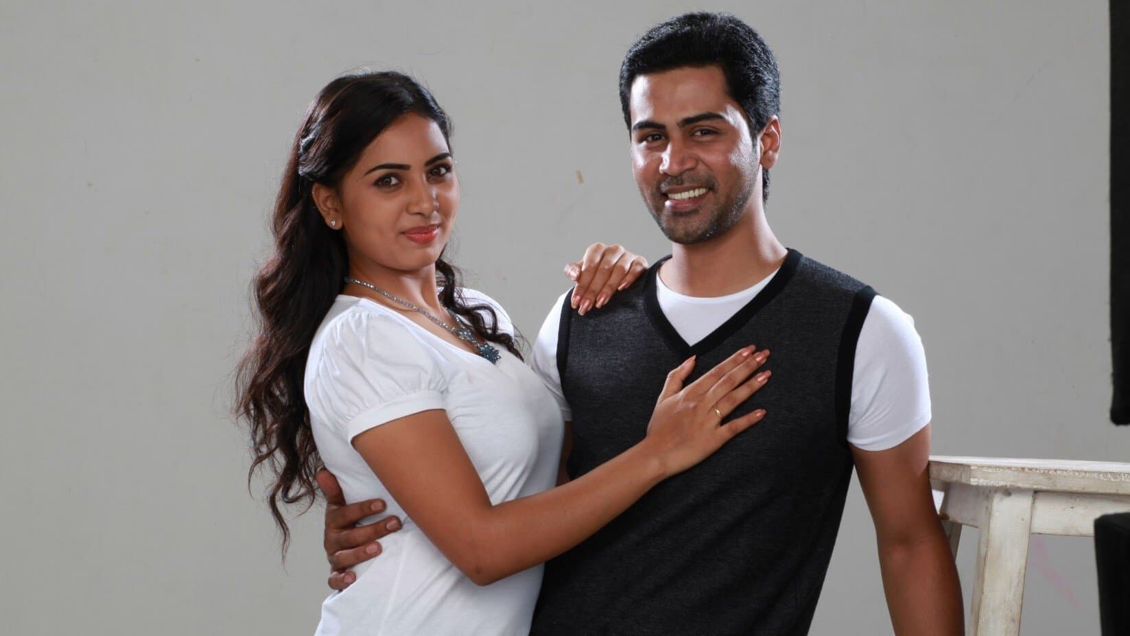 Achtergrond voor புரியாத ஆனந்தம் புதிதாக ஆரம்பம்