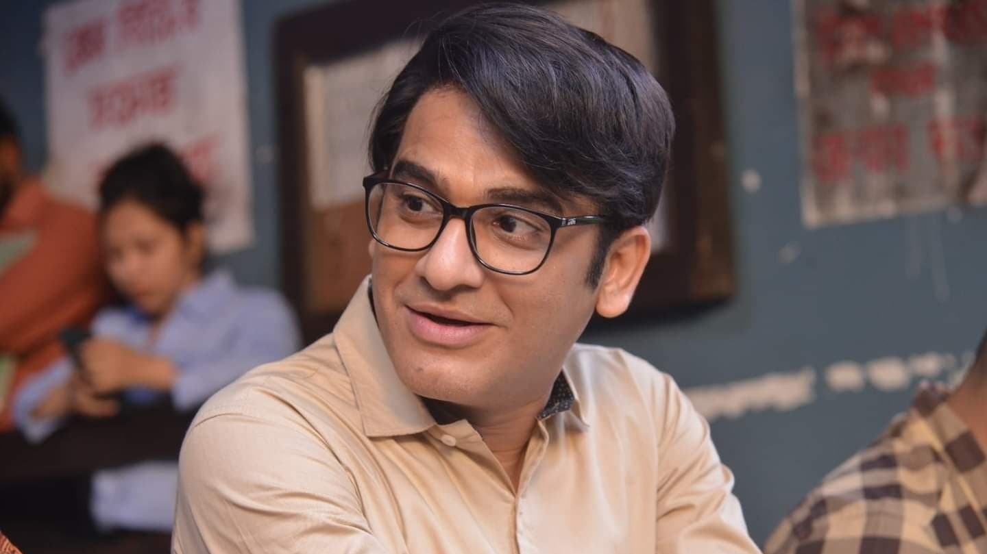 Backdrop for একটু স রে বসুন