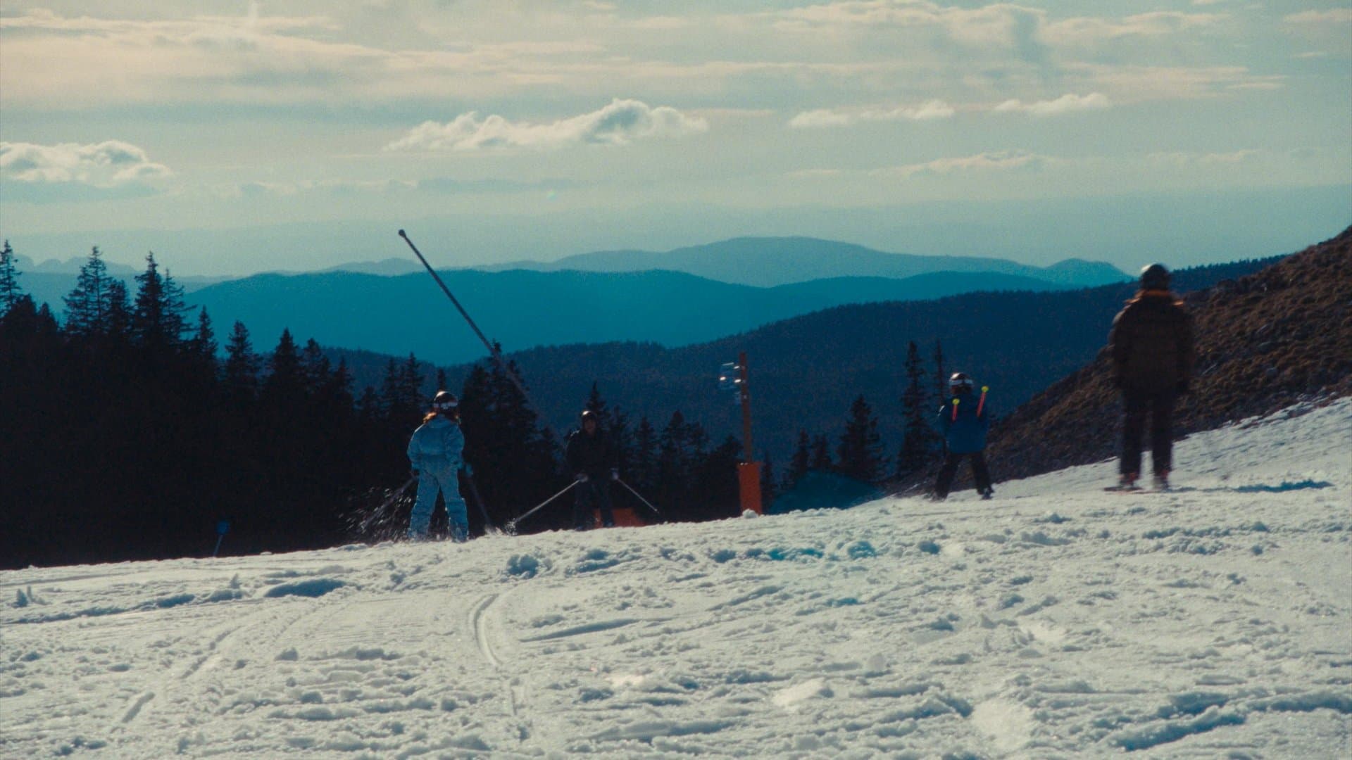 Backdrop for Les dernières neiges