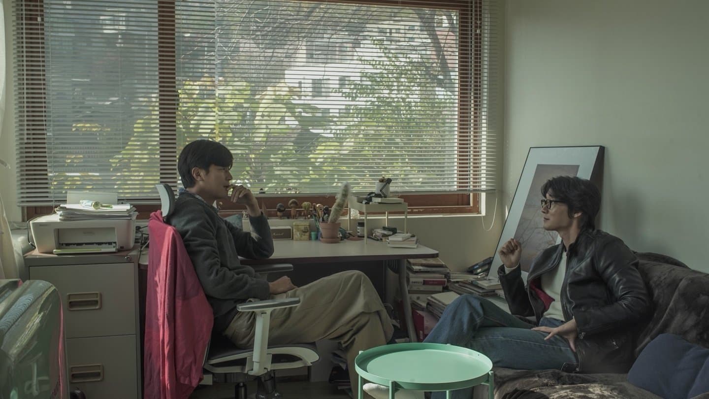Backdrop for 흐린 창문 너머의 누군가