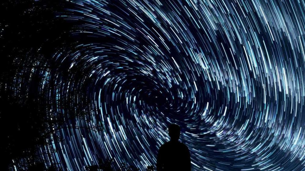 Backdrop for Με μια κραυγή