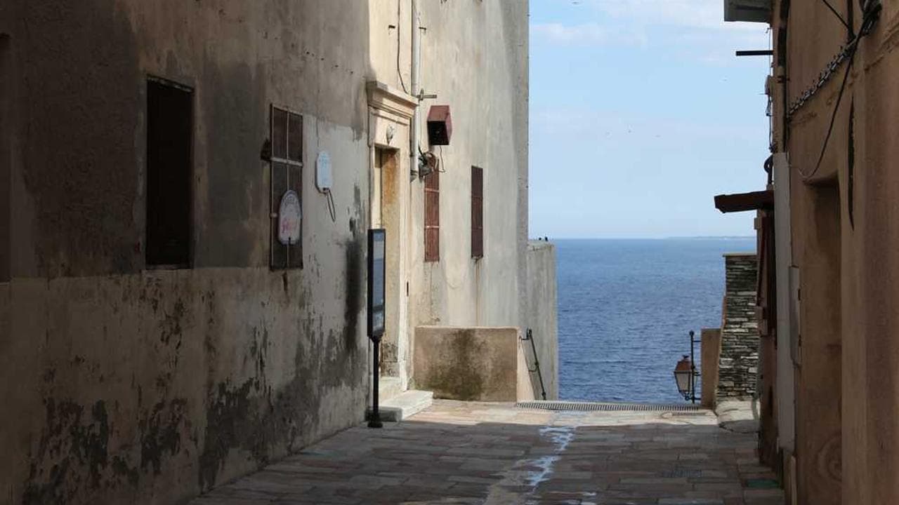 Backdrop for Pourquoi ? Parce que !