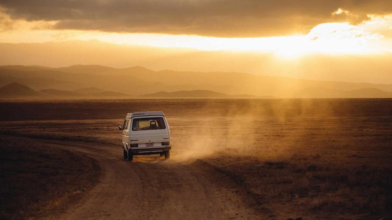 Backdrop for Alex Phillips: La magia entre la luz y la sombra