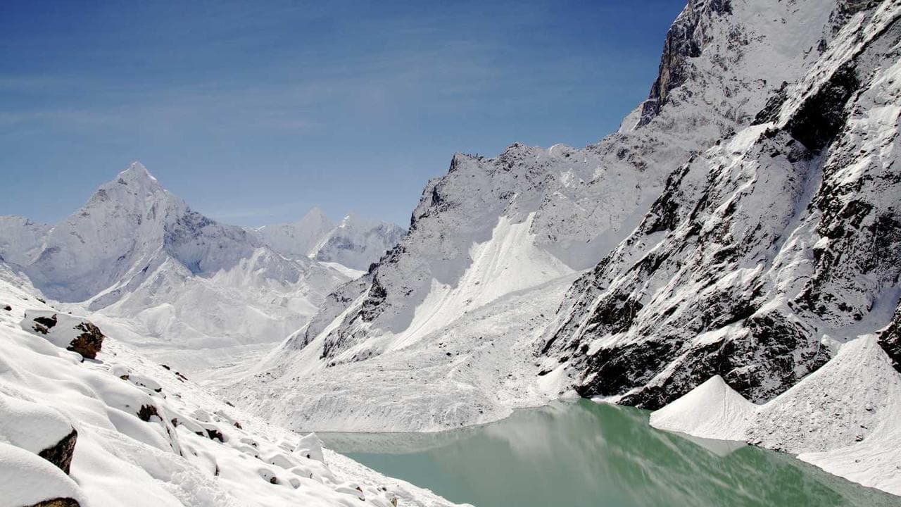 Backdrop for Almutalaqat