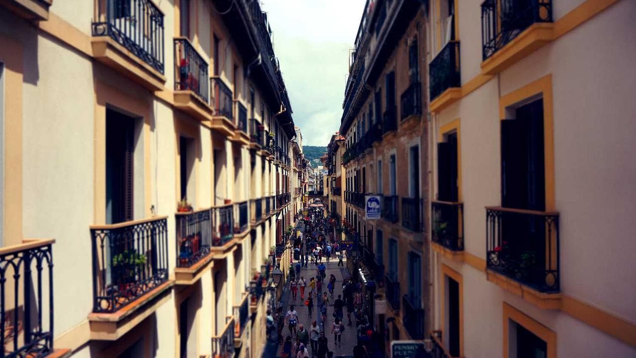 Backdrop for Dos mujeres de la ciudad
