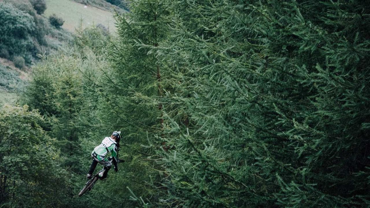 Backdrop for Tous les chemins mènent à l'homme