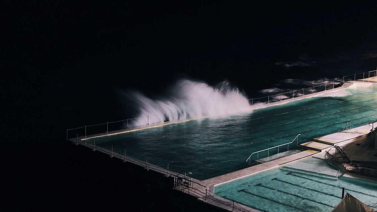 Backdrop for Ένας πιλότος για πέταμα