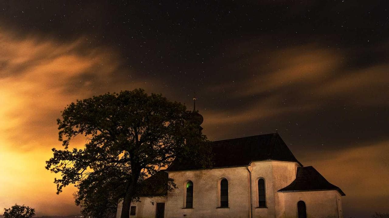 Backdrop for Különös ismertetőjel