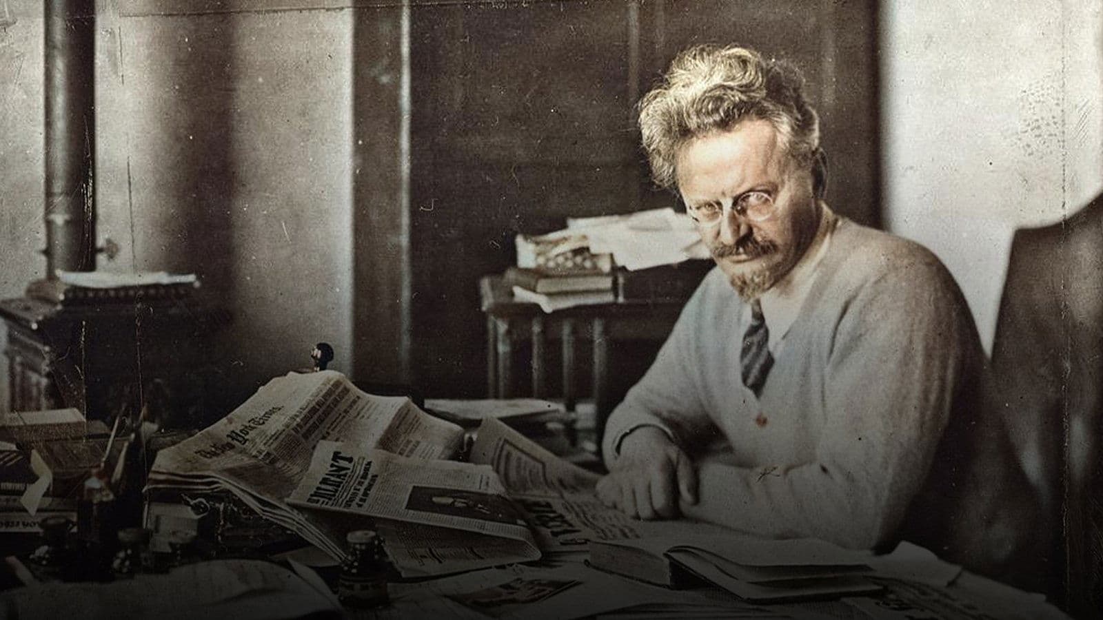 Backdrop for Léon Trotsky - Un homme à abattre