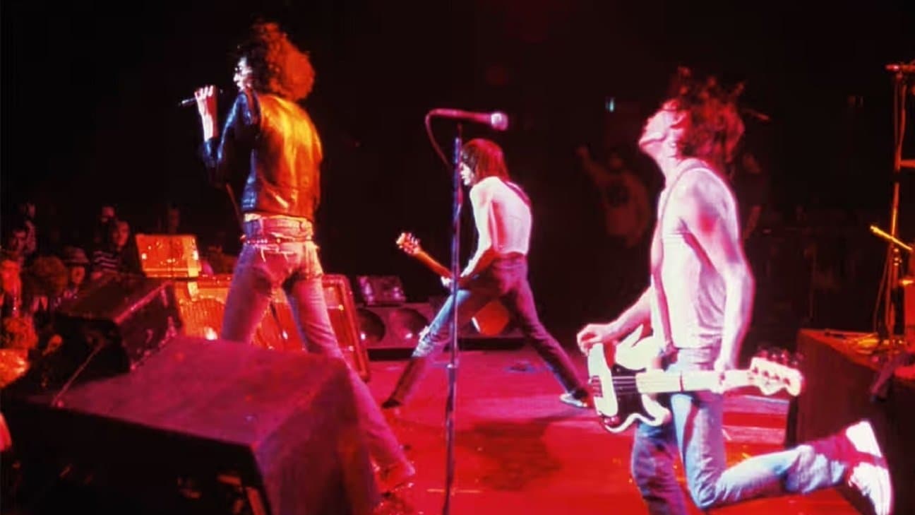 Backdrop for Ramones: It's Alive - The Rainbow